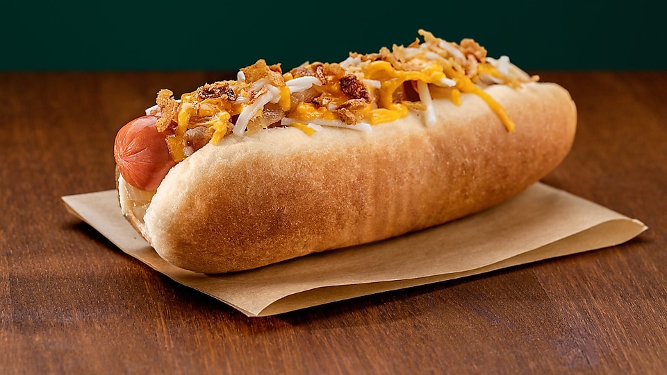 Hot Dog Francie položený na stole.