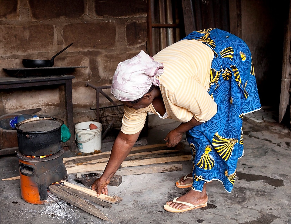 Žena v Nigérii pri príprave jedla na variči