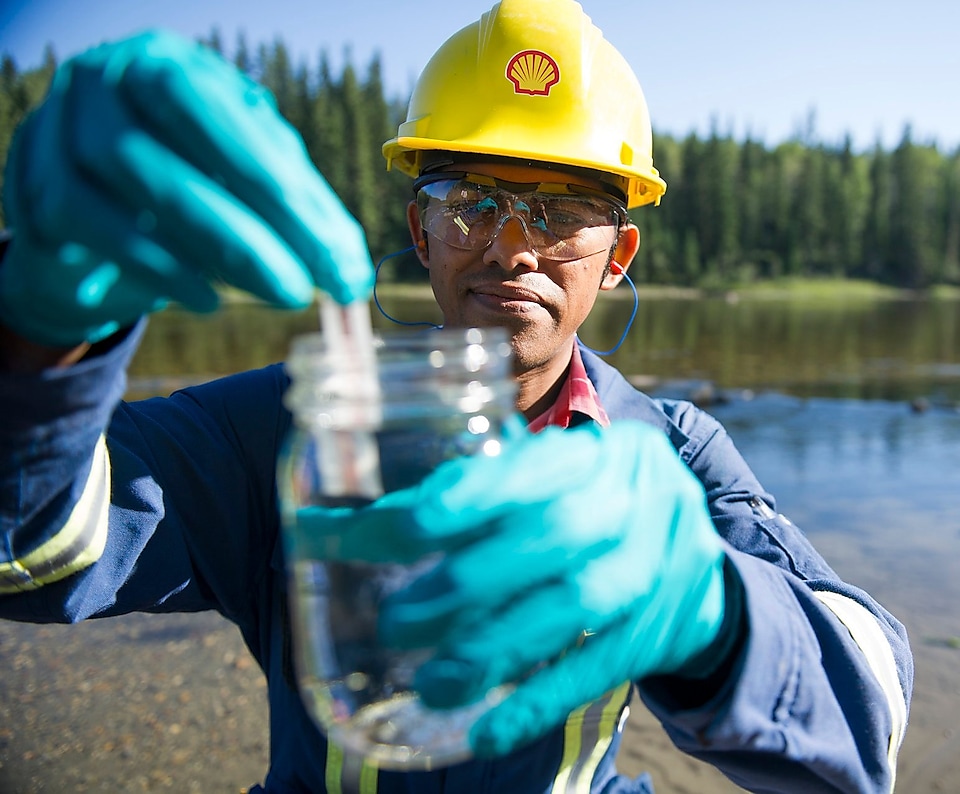 Environmentálny koordinátor spoločnosti Shell testujúci vzorku vody