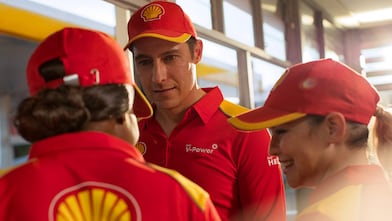 Shell zamestnanec pred zrkadlom