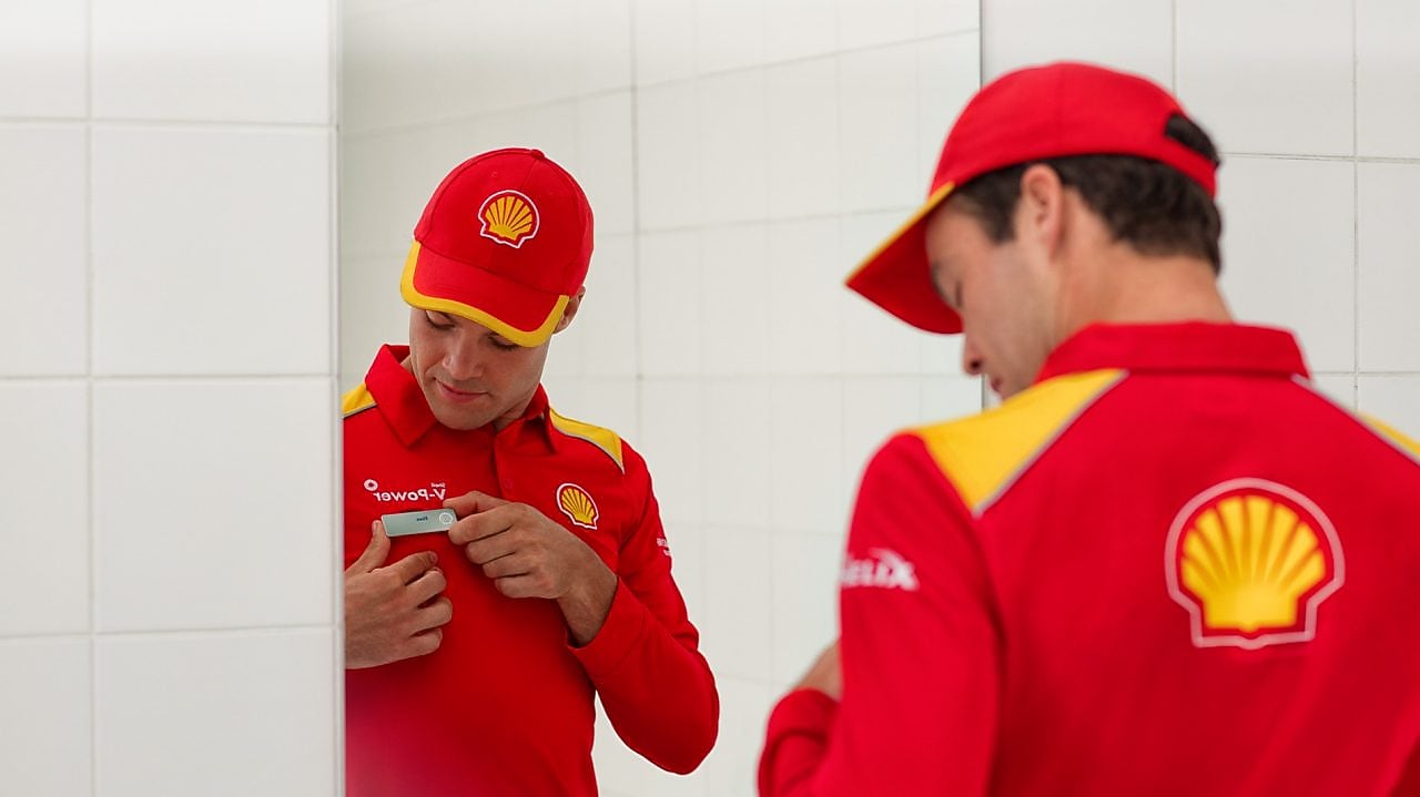 Shell zamestnanec pred zrkadlom
