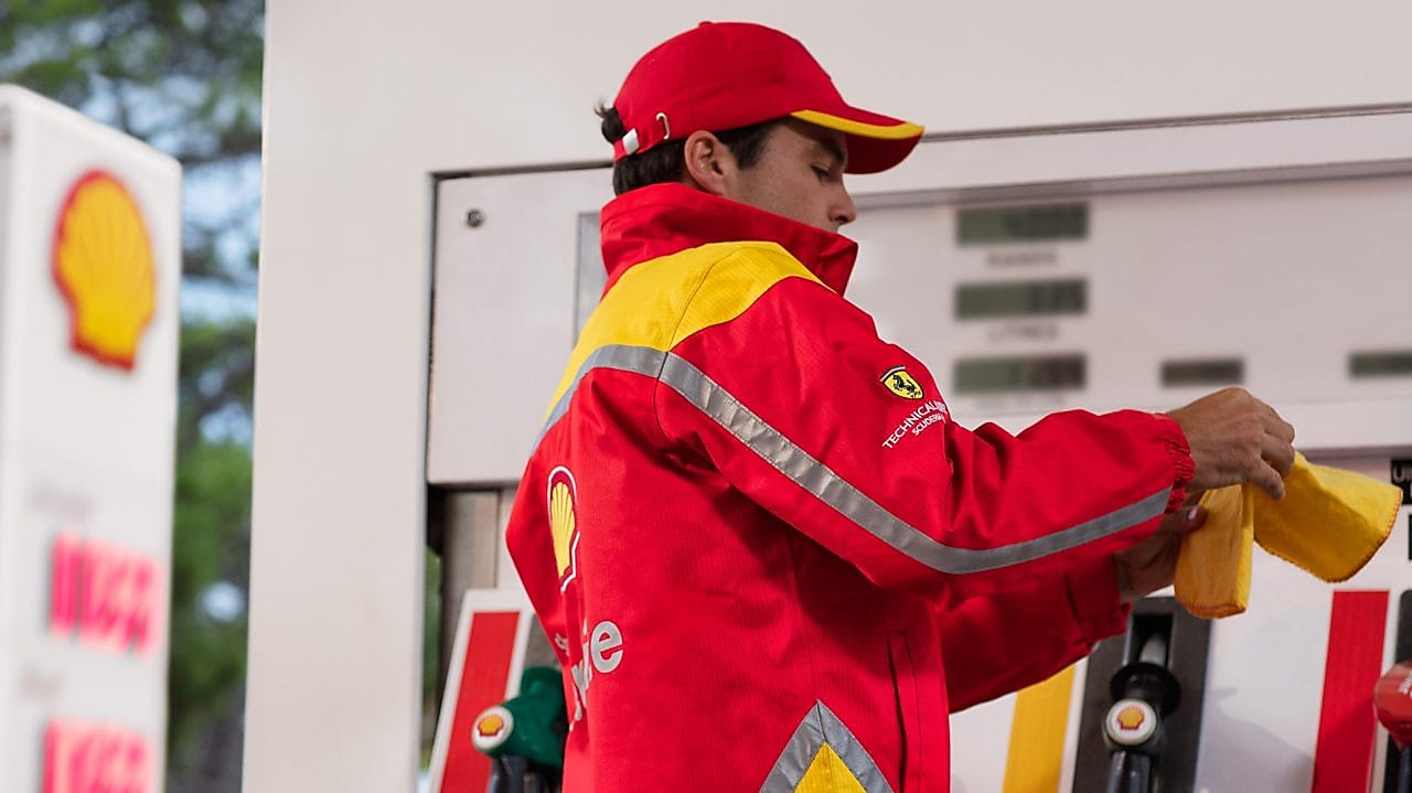 Shell pracovník na nádvorí