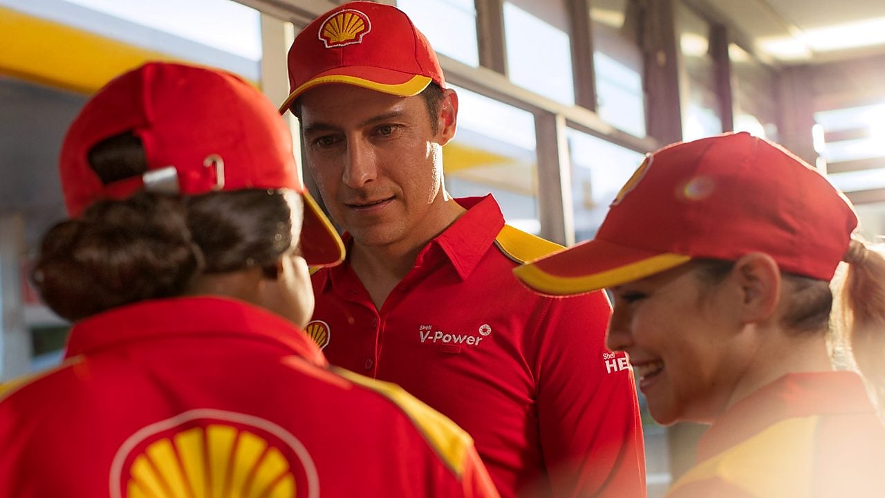 Shell zamestnanec pred zrkadlom