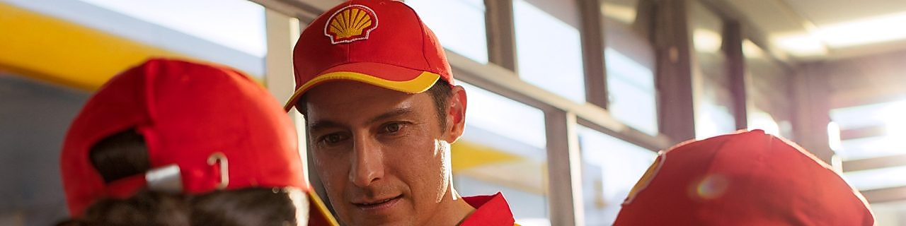 Shell zamestnanci pred čerpacou stanicou