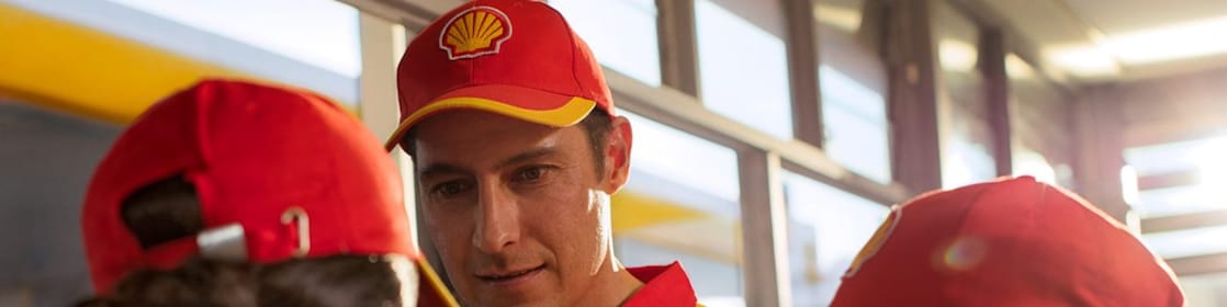 Shell zamestnanci pred čerpacou stanicou