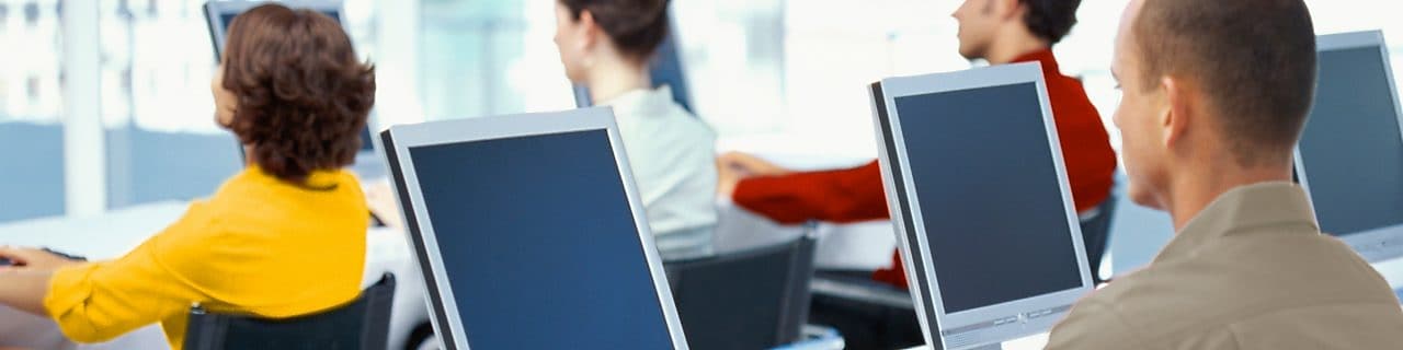 Zamestnanci pracujúci na počítačoch v kancelárii