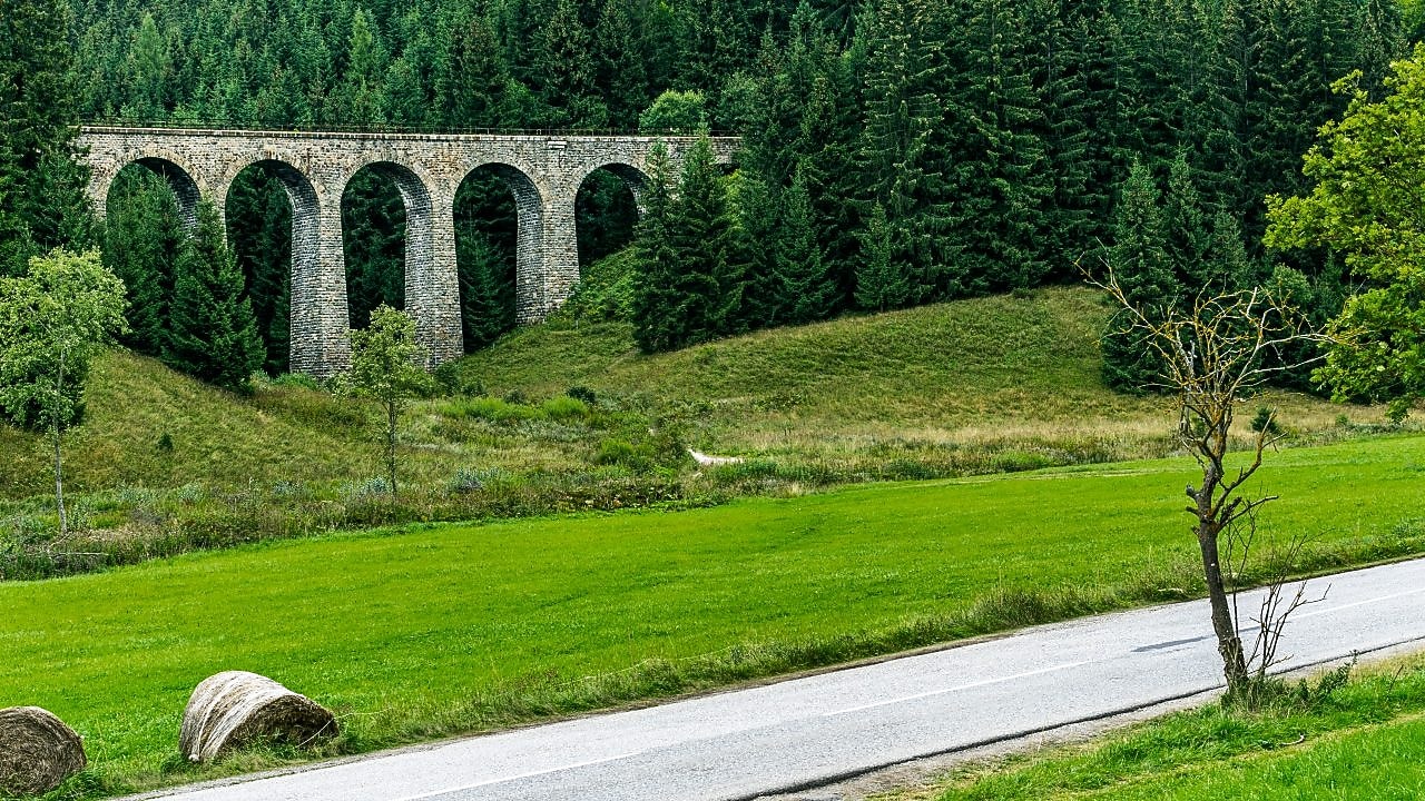 Cesta okolo Chmarošského viaduktu