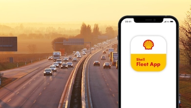 Logo aplikácie Shell Fleet App na obrazovke telefónu, za ním je diaľnica plná áut.