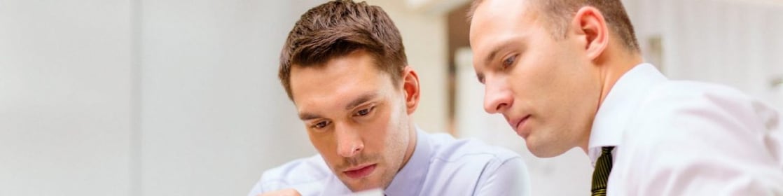 panové studující dokumenty