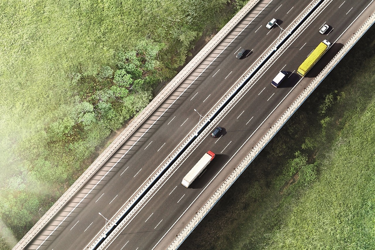 spojení telefonu s dalnicí plnou aut a klíčky od auta