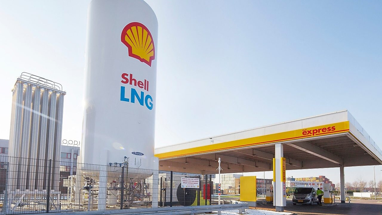 Pohľad zospodu na stanicu Shell a na nádrž so skvapalneným zemným plynom.