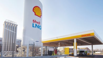 Pohľad zospodu na stanicu Shell a na nádrž so skvapalneným zemným plynom.