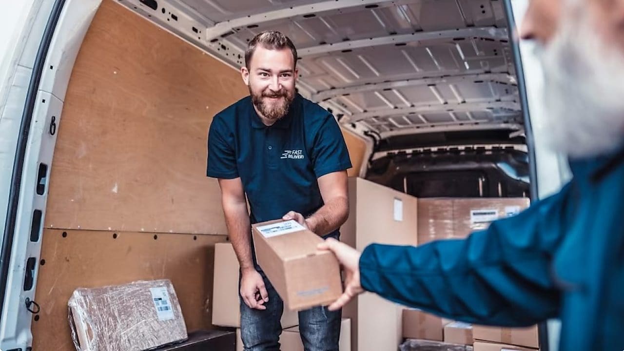 Muž předávající zásilku