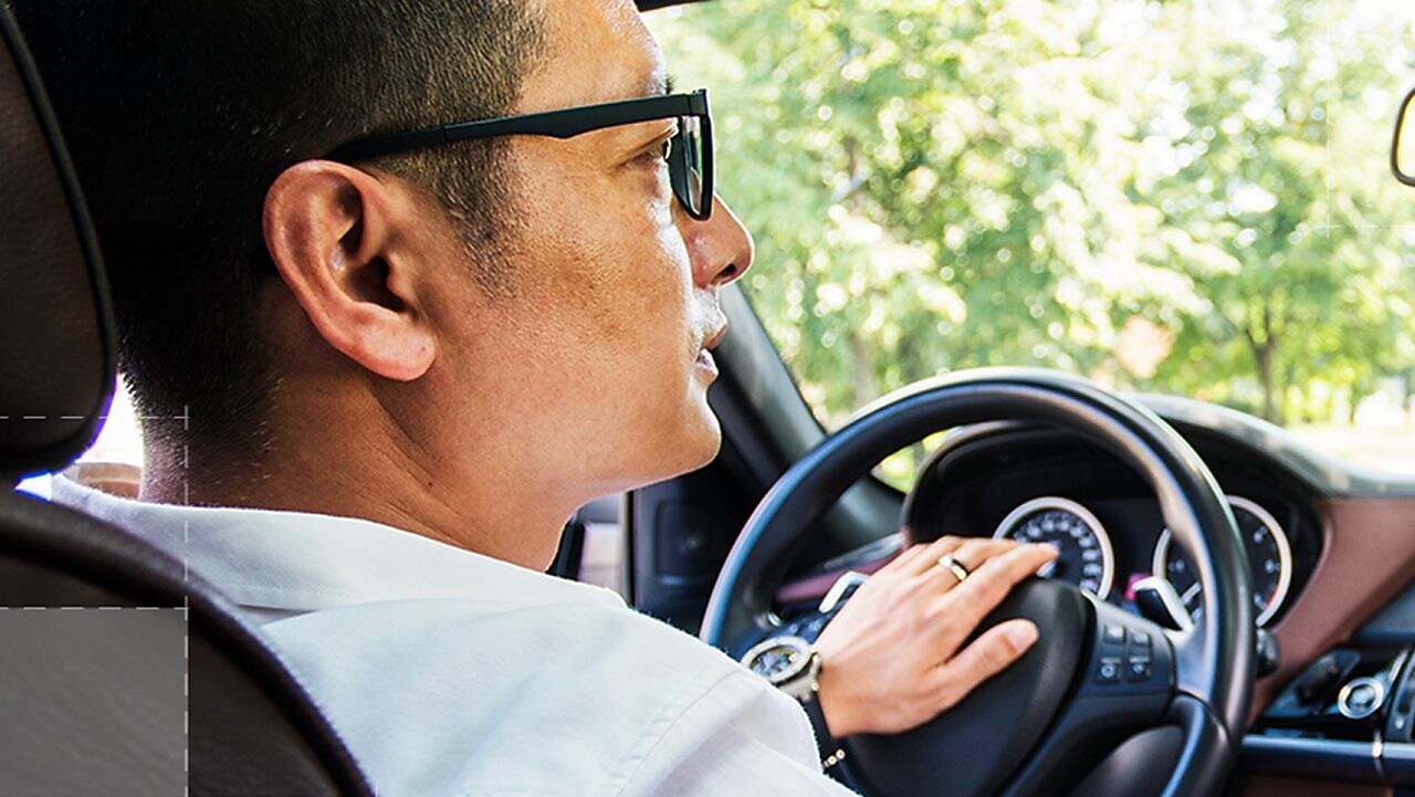 Manager floty prowadzi samochód