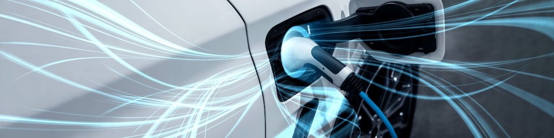 Biele auto zapojené do elektronabíjačky