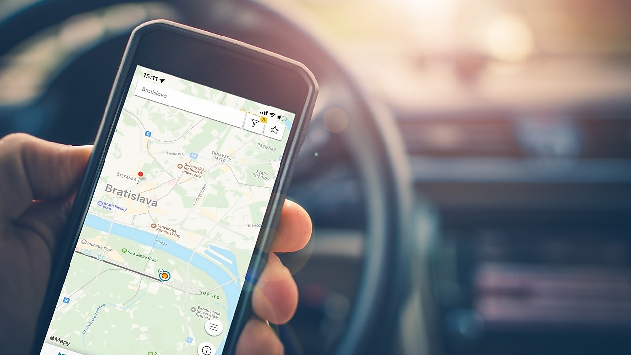 V ruke vo vozidle držíte mobilný telefón s aplikáciou Recharge s navigáciou na najbližšiu stanicu.