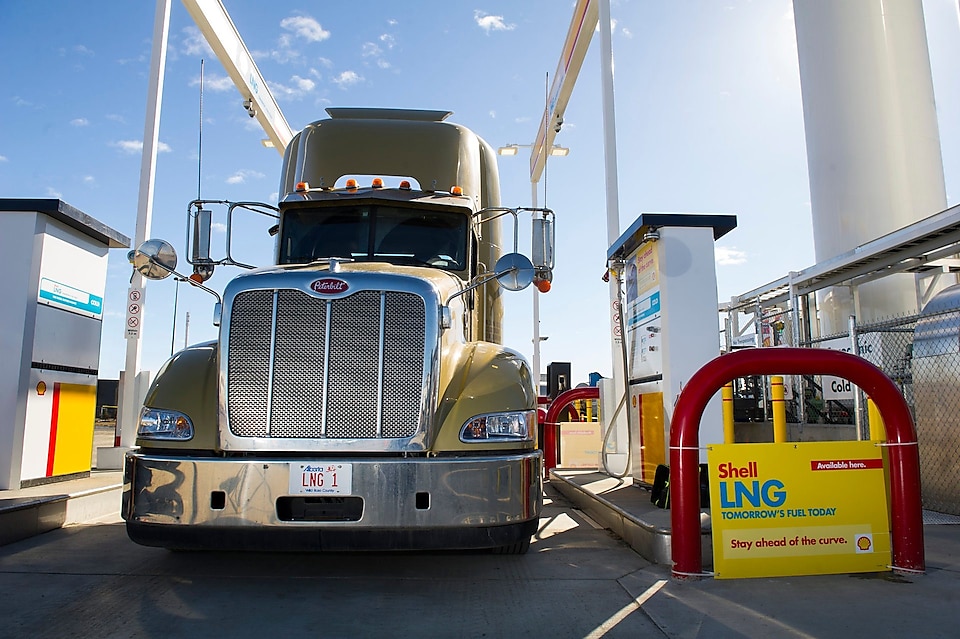 Kamión pripravený na tankovanie paliva na čerpacej stanici Shell špecializovanej na LNG