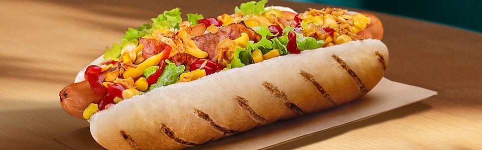 Nový Hot dog Texas so sušenou cibuľkou, omáčkou a kukuricou.