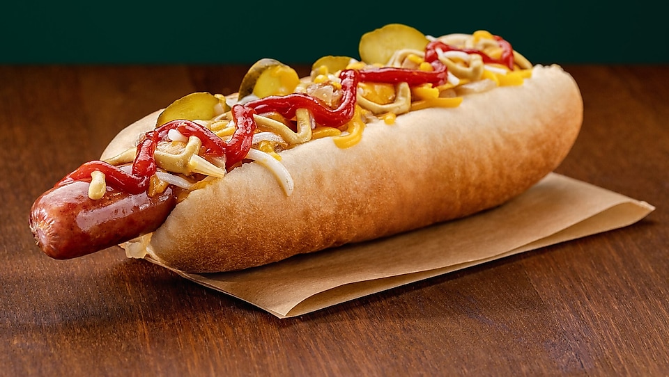 Mega Hot dog položený na stole.