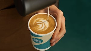 Logo Shell Café na drevenej tabuli.