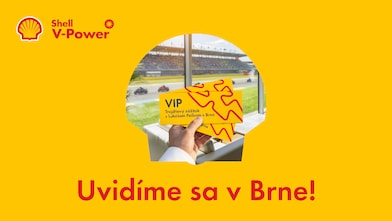 Ruka vo výreze pectenu držiaca univerzálne vstupenky na VIP zážitok v Brne.