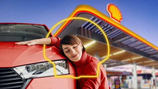 Pani objíma auto v obryse logo Shell