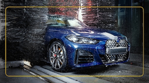 Modré auto v umývacej linke Shell.