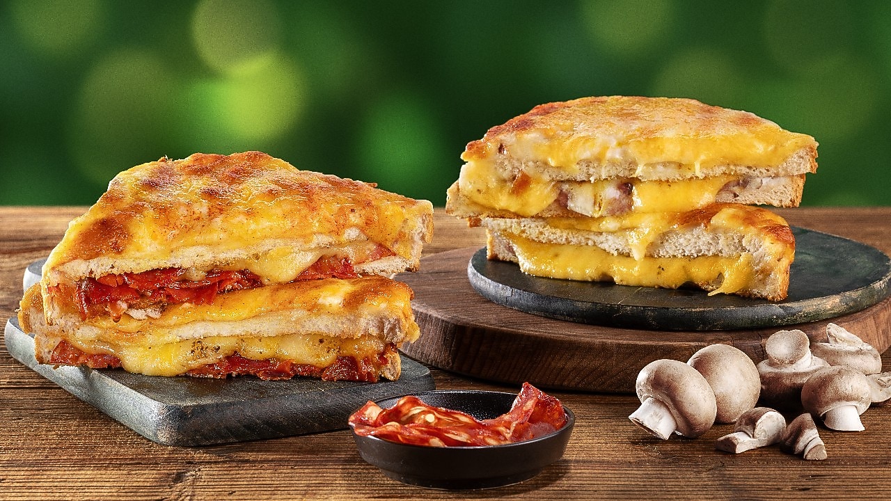 Foto dvoch toustov na zelenom pozadí