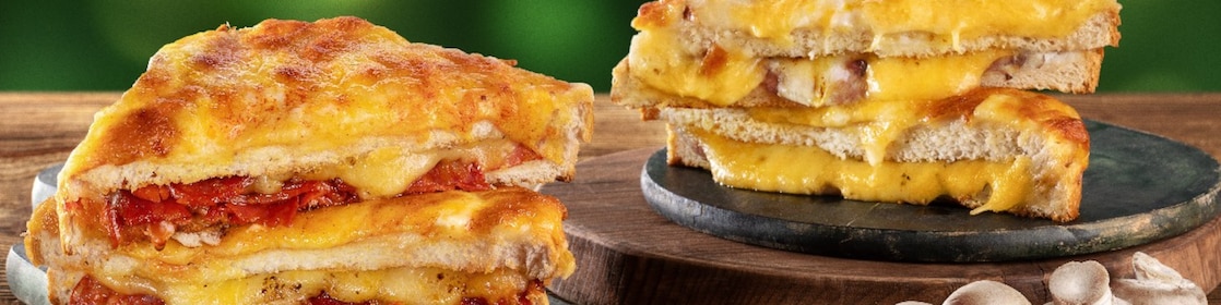 Foto dvoch toustov na zelenom pozadí