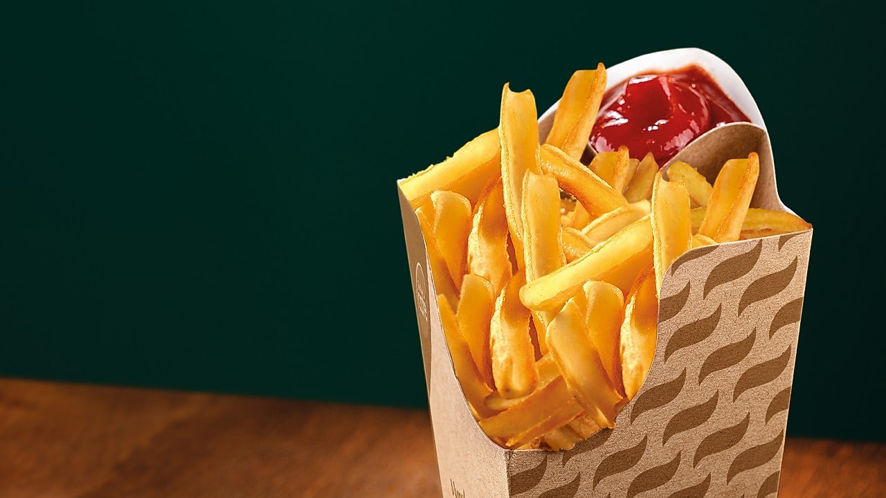 Foto hranolčekov s kečupom v papierovej krabici