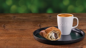 Croissant a káva