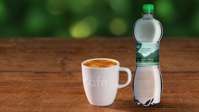 Voda a káva Shell Café