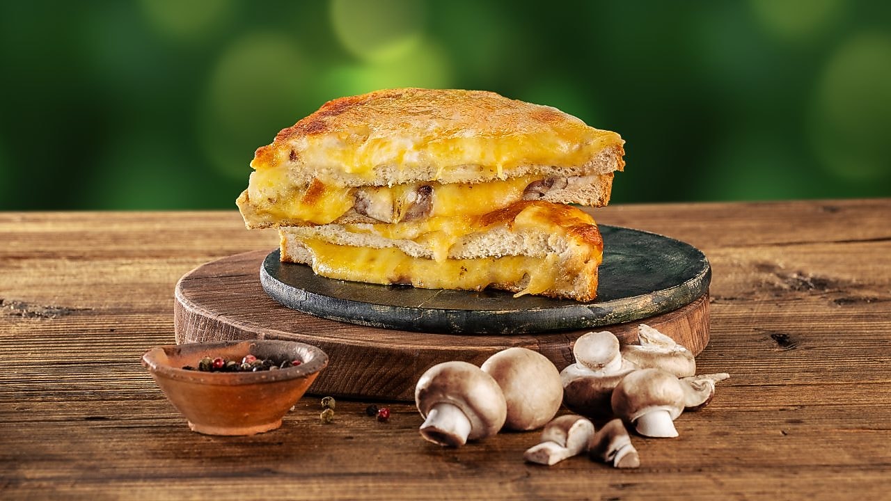 Foto sendviča so šampiňónmi, syrom a holandskou omáčkou