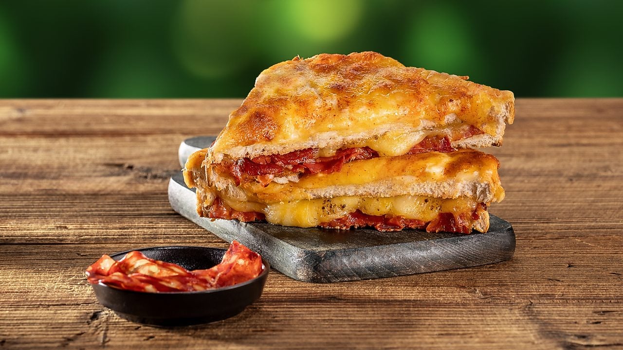 Foto sendviča s chorizom, syrom, holandskou omáčkou a majonézou s príchuťou salsy