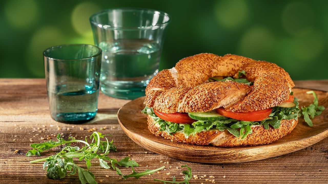 Foto čerstvého pečiva so smotanovou nátierkou a čerstvou zeleninou