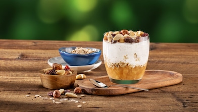 Foto ovsenej kaše v sklenenom pohári s jablkom a orechmi