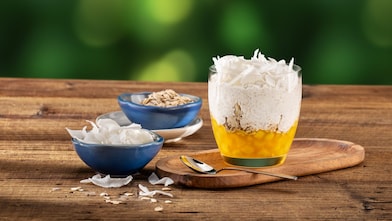 Foto ovsenej kaše v sklenenom pohári s mangom a kokosom