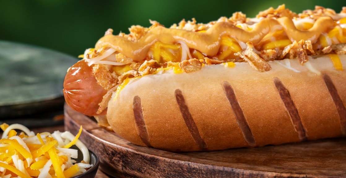 Foto hot dogu so syrom a horčicou