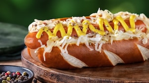 Foto gazdovskeho hot dogu s nivou, kyslou kapustou a horčicou