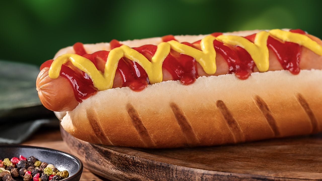 Foto hot dogu Amerika s párkom, horčicou a kečupom