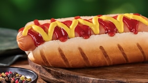 Foto hot dogu Amerika s párkom, horčicou a kečupom
