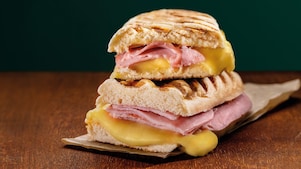 Foto zapečeného panini so šunkou a syrom