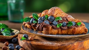 Foto croissantu s lieskovcovým krémom a čučoriedkami