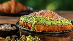 Foto croissantu s pistáciovým krémom