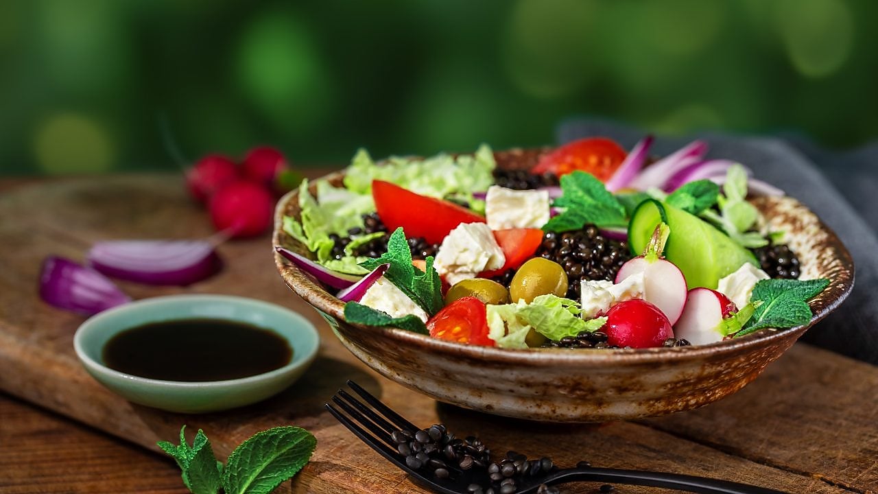 Foto poke misky so šošovicou, olivami a syrom