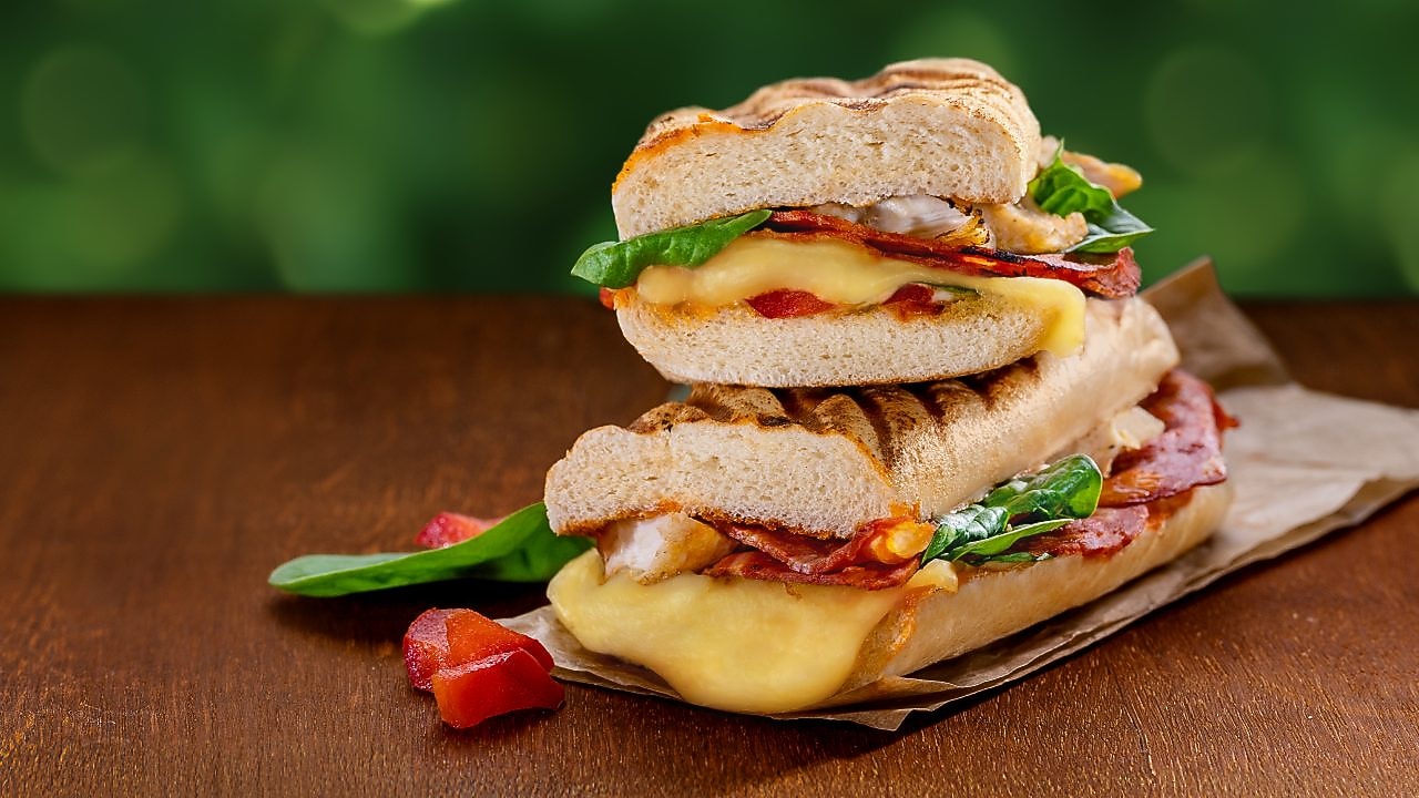 Foto panini s kuracím a chorizo