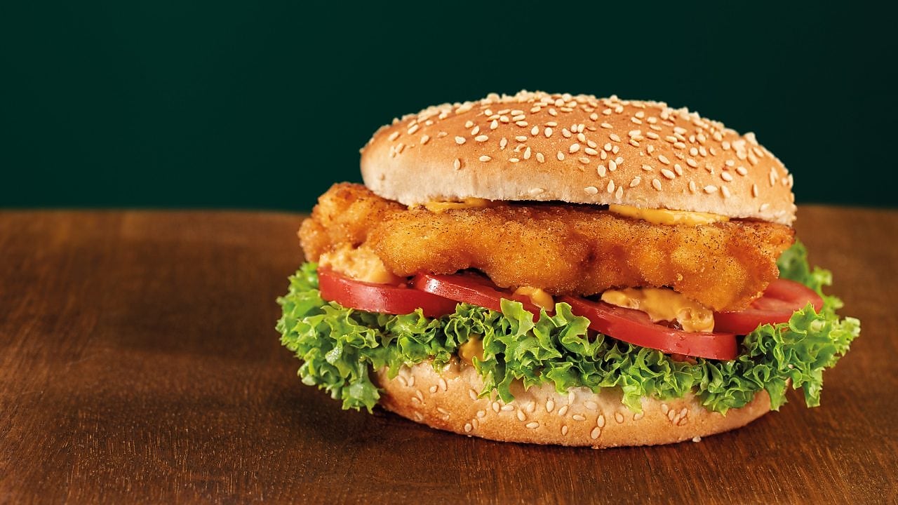 Foto kuracieho rezňa so šalátom v žemli