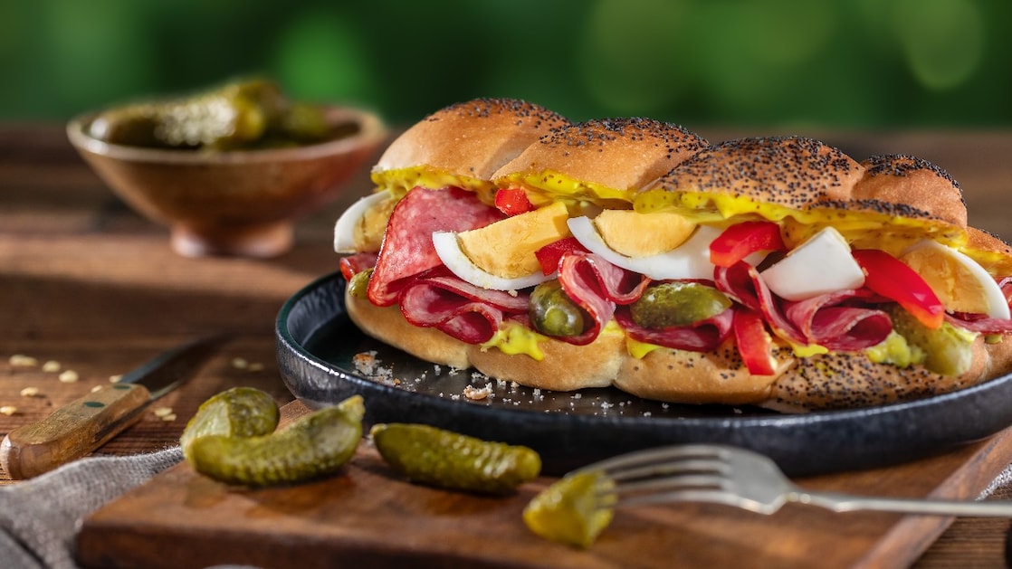 Foto pletenky s klobásou, slanou uhorkou a vajíčkom