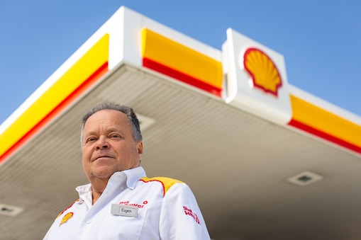 Pán Prachár na pozadí Shell Stanice