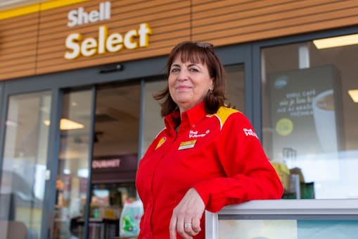 Pani Vravková na pozadí Shell Café